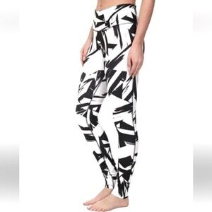 Nike Abstract Black and White Full Length Dri Fit Leggings. Inside Pocket